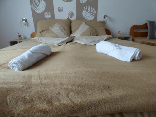 Katil atau katil-katil dalam bilik di Pogácsás Apartman