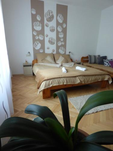 Katil atau katil-katil dalam bilik di Pogácsás Apartman