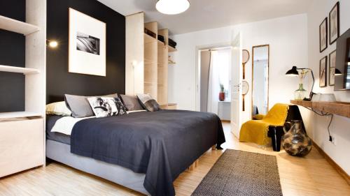 a bedroom with a bed and a yellow chair at Gelber Löwe - Ferienwohnung in der Erfurter Altstadt in Erfurt