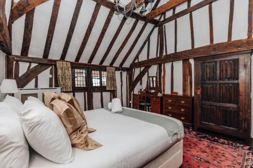 Tempat tidur dalam kamar di 1400 Cottage An enchanting unique stay