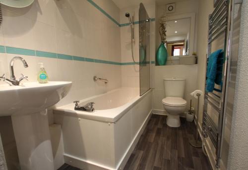 a bathroom with a sink and a tub and a toilet at The Wee Nook Birnam in Birnam