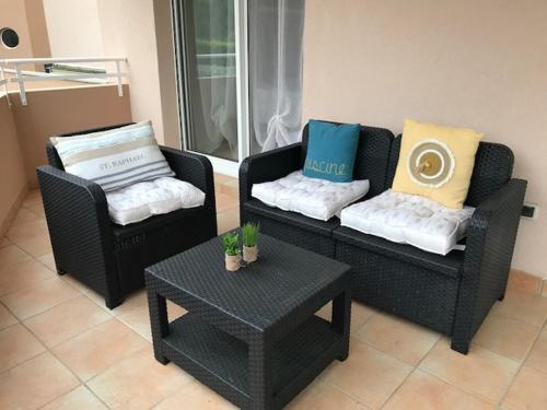 un salon avec deux chaises et une table dans l'établissement Les calanques, à Cavalaire-sur-Mer