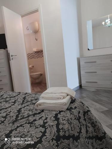 een slaapkamer met een bed en een badkamer bij Casa Vacanza Diana in Agnone