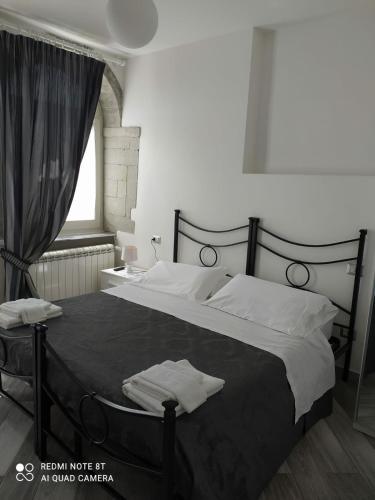 1 dormitorio con 2 camas y ventana en Casa Vacanza Diana, en Agnone