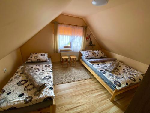 Ένα ή περισσότερα κρεβάτια σε δωμάτιο στο Domek całoroczny "U Haliny''