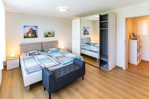 1 dormitorio con cama y sofá en Pferdehof Bischof en Wertheim