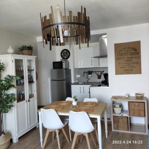 une salle à manger avec une table et des chaises blanches dans l'établissement LES MOUETTES DU PORT, à Honfleur
