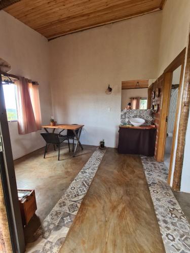 a living room with a table and a dining room at Bangalôs da Montanha in Serra do Cipo