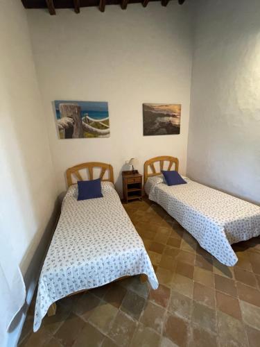two beds sitting in a room withermottermottermott at Can Joan Barber, 2 in La Mola