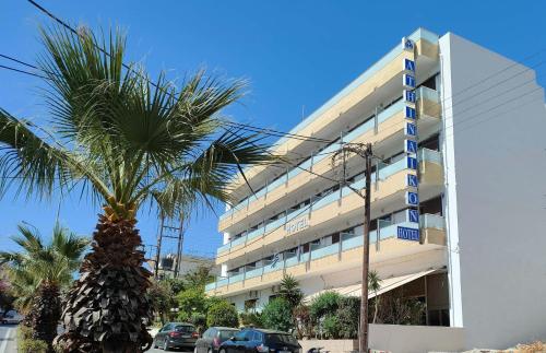 una palma di fronte a un edificio di Athinaiko Hotel a Heraklion