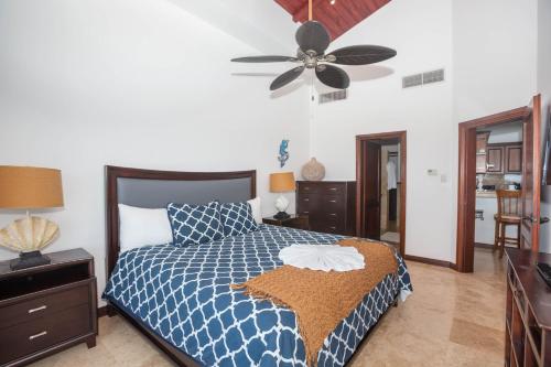 Una cama o camas en una habitación de Pristine Bay Villa 1304 with large pool - 3 bedroom condo