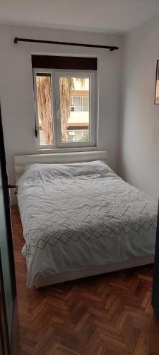 - un lit dans une chambre avec fenêtre dans l'établissement Apartment Kovac, à Herceg-Novi