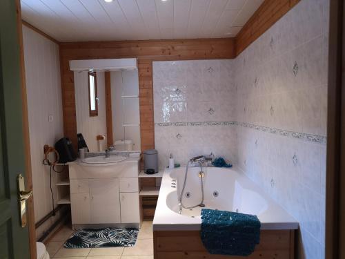 Phòng tắm tại Jolichalet66210-88m2-3ch-garage-jardin-double véranda-wifi-impasse au calme
