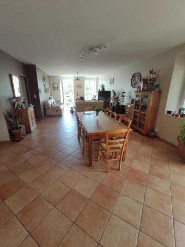 une salle à manger et un salon avec une table et des chaises dans l'établissement bienvenue chez Joëlle et André au 207, à Balazé