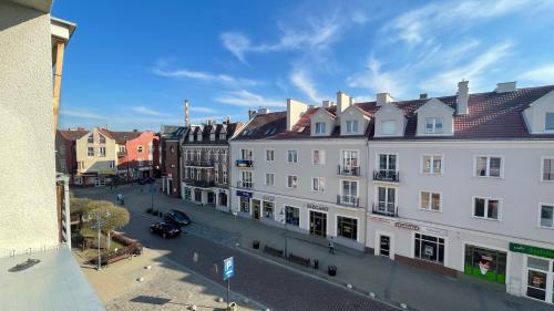 vistas a una calle de la ciudad con edificios en Apartament Kościuszko en Malbork