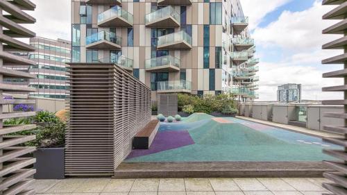 a building with a swimming pool in front of a building at 23 floor studio for work 1Gb WiFi in Croydon
