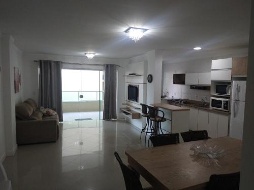 A cozinha ou cozinha compacta de Amplo e aconchegante apartamento com 3 quartos a 50m da praia de Bombas