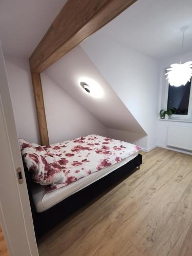 a bedroom with a bed with a red and white blanket at Złoty Apartament - Okrzei z miejscem parkingowym, dostęp 24H, Klimatyzacja in Kielce