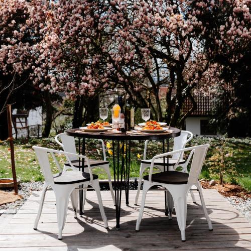 a table and chairs with a table and a tree at Ruhestifter-Salem mit Aromasauna und Hot Tub in Salem
