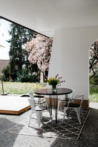 a table and chairs with a vase of flowers on it at Ruhestifter-Salem mit Aromasauna und Hot Tub in Salem