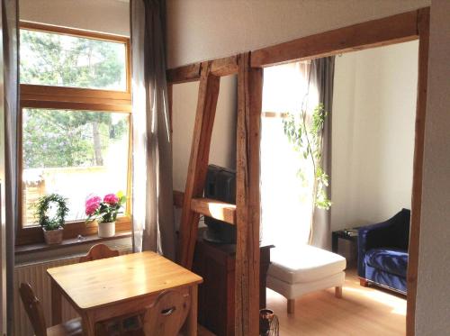 Una habitación con un escritorio y una habitación con una ventana. en Wanderlust, en Bad Harzburg