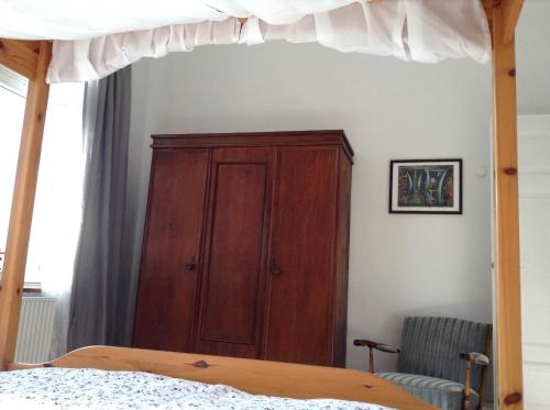 1 dormitorio con cama de madera y armario de madera en Wanderlust, en Bad Harzburg