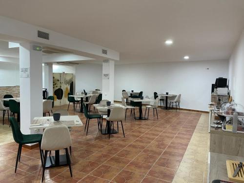 een restaurant met tafels en stoelen in een kamer bij Hostal EL GRIEL NO DISPONEMOS DE RECEPCIÓN FÍSICA in Hervás