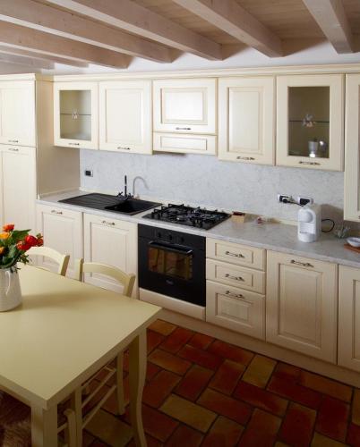 Cuisine ou kitchenette dans l'établissement Holiday Home Sovenigo