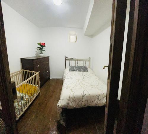 a small bedroom with a bed and a dresser at Casa Santa María 2 con jardín y barbacoa in Arévalo