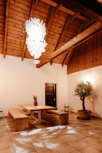 a dining room with a table and a chandelier at Ruhestifter-Salem mit Aromasauna und Hot Tub in Salem