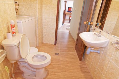 a bathroom with a toilet and a sink at Casa de Campo, Excelente Ubicación y Amplias Zonas Verdes in Sogamoso