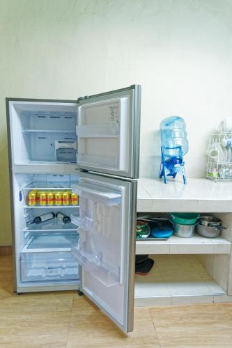 a refrigerator with its door open in a kitchen at Casa de Campo, Excelente Ubicación y Amplias Zonas Verdes in Sogamoso
