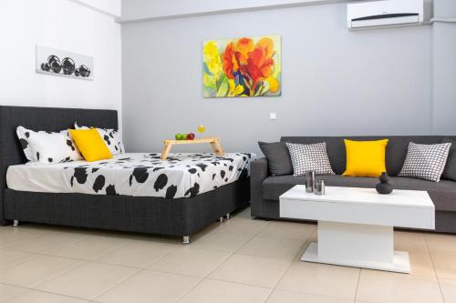 ein Wohnzimmer mit einem Bett und einem Sofa in der Unterkunft C3 Modern Spartan Apartment in Sparta