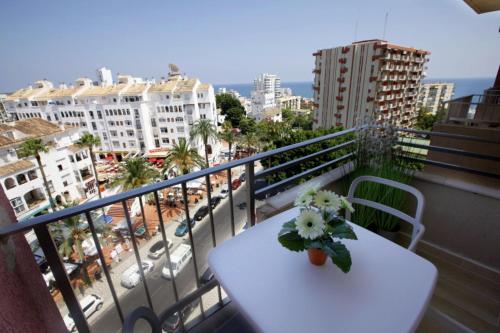 Precioso apartamento con vistas al mar y piscinas