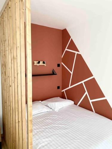 une chambre avec un lit avec une tête de lit en bois dans l'établissement Studio design au centre de Reims, à Reims