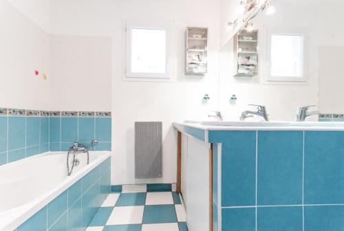 Vonios kambarys apgyvendinimo įstaigoje Grande maison de vacances 12pers PISCINE