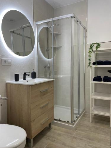 uma casa de banho com um chuveiro, um lavatório e um WC. em Apartamento Tarifa Sunset em Tarifa