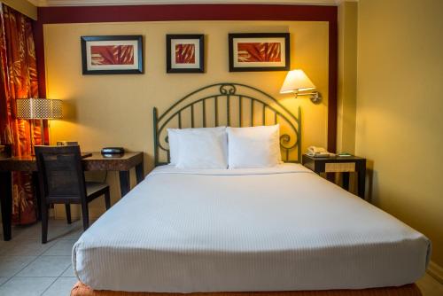 Postel nebo postele na pokoji v ubytování Kapok Hotel