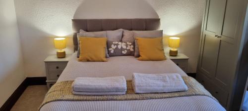 Een bed of bedden in een kamer bij Dale House Farm