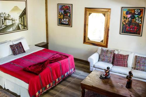 Ein Bett oder Betten in einem Zimmer der Unterkunft Pine Ridge Lodge