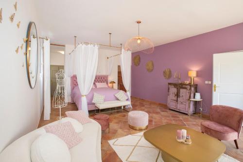 ein Kinderschlafzimmer mit einem Himmelbett und rosafarbenen Möbeln in der Unterkunft Mas l aigo claro in Mouriès