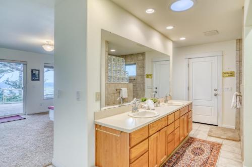 La salle de bains est pourvue de 2 lavabos et d'un grand miroir. dans l'établissement Pacific Ocean Blue, à Waldport