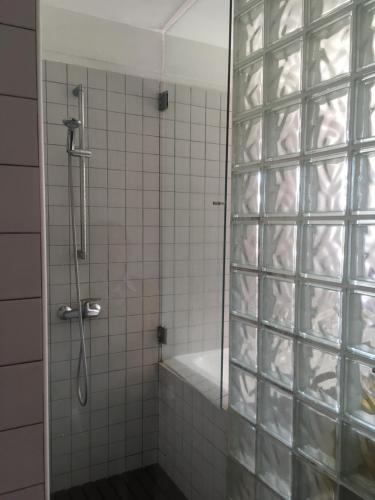 Un baño con ducha con puerta de cristal. en Casa de Gião, en Gião
