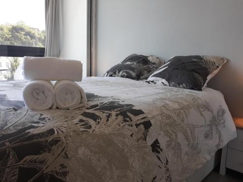 un lit avec deux serviettes dessus dans l'établissement Royat 64, à Royat