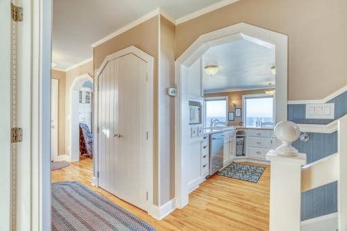 une cuisine ouverte avec des armoires blanches et une porte dans l'établissement DaySea Cottage, à Lincoln City