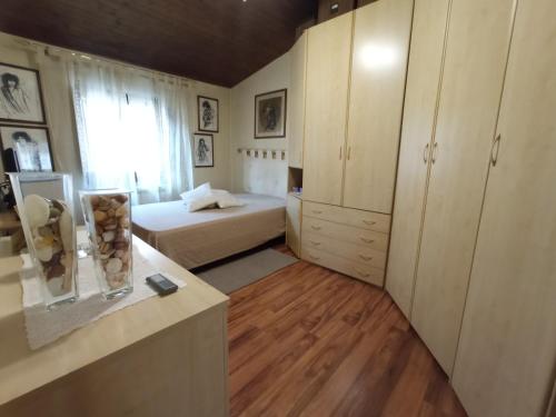 Habitación pequeña con 1 cama y 1 habitación con en Casina di Tea Lucca, en Lucca