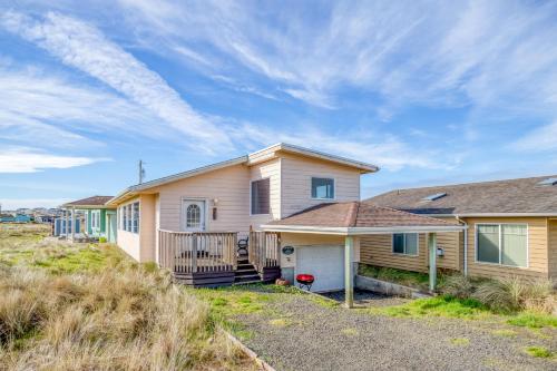 a house on the beach with a driveway at Amandas Cottage in Waldport