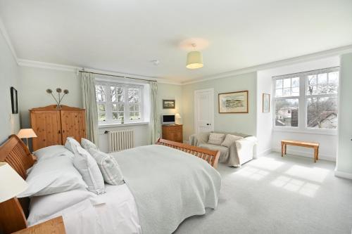 una camera con letto, divano e finestre di Willowvale a Nairn