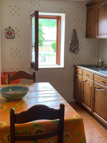 una cocina con una mesa con un tazón. en Casa vacanze Antolia en Abatemarco