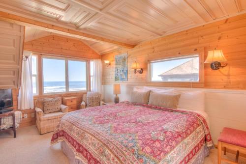 une chambre avec un lit dans une pièce aux murs en bois dans l'établissement Changing Shores, à Lincoln City